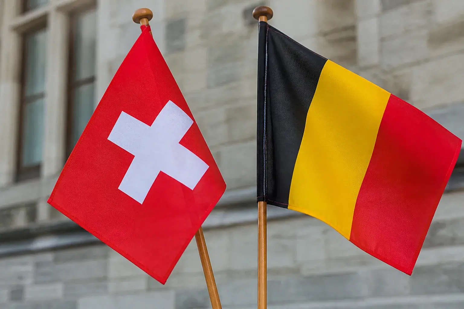 Drapeau suisse et drapeau belge : deux carrés, deux histoires